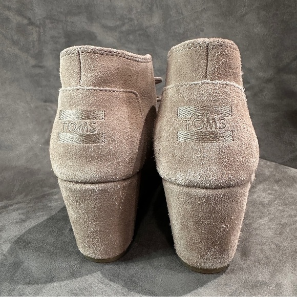 TOMS Desert Wedge Boot Taupe Suede Lace Up Hidden Heel 8.5 Coastal Cowgirl - Picture 12 of 13